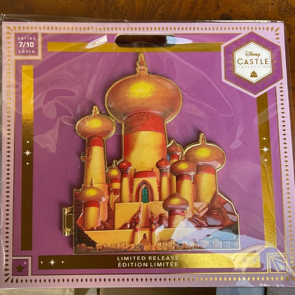 Disneys Aladdin Castle pin - Picture 1 of 2